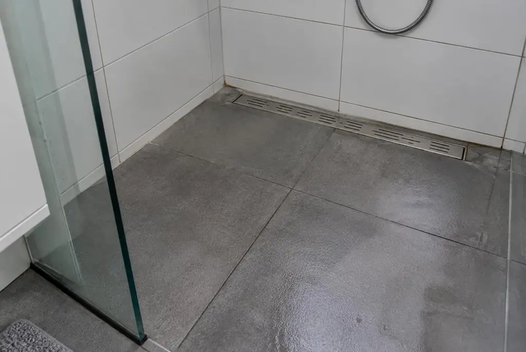 Lekdetectie Zwijndrecht – lekkende inloopdouche met natte voegen