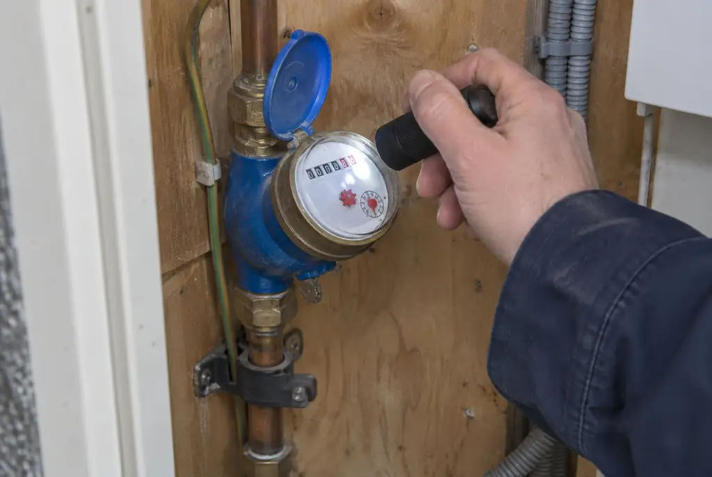 Lekdetectie Zwijndrecht – watermeter in de meterkast controleren met een zaklamp